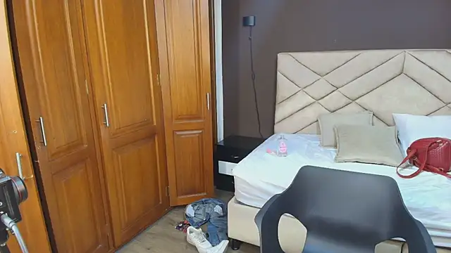 Raquel jones online show from 10-28-25, 07:27