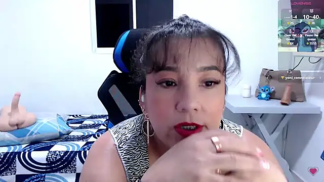 Snapshot of mom_hot__ chatting on 04-27-26, 07:01 mom hot online show from 04-27-26, 07:01
