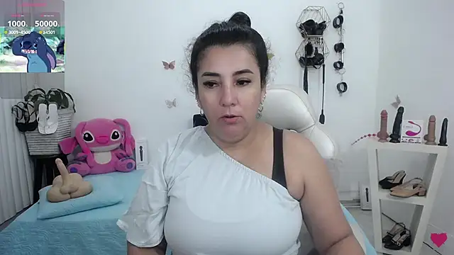 Snapshot of mom_hot__ chatting on 06-19-26, 12:53 mom hot online show from 06-19-26, 12:53
