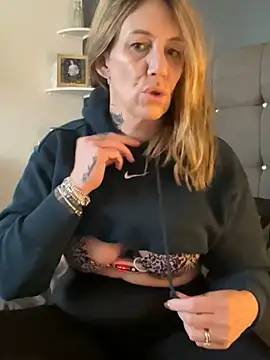 Snapshot of blondebitch2 chatting on 01-31-25, 02:28 blondebitch2 online show from 01-31-25, 02:28