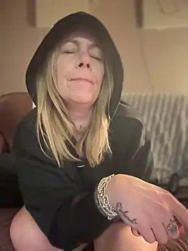 Snapshot of blondebitch2 chatting on 02-06-25, 03:59 blondebitch2 online show from 02-06-25, 03:59