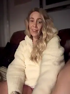 Snapshot of blondebitch2 chatting on 09-29-25, 10:36 blondebitch2 online show from 09-29-25, 10:36