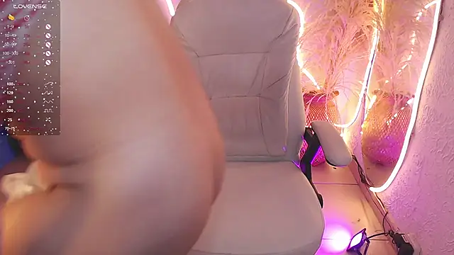 ViolettaHotLatin  online show from 12-19-25, 12:45