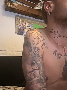 Snapshot of EnricoGio chatting on 02-05-25, 06:35 EnricoGio online show from 02-05-25, 06:35