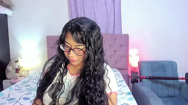 Snapshot of Latinabombsheell chatting on 06-29-26, 05:35 Latinabombsheell online show from 06-29-26, 05:35