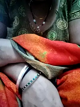 Snapshot of Januhot18 chatting on 01-08-25, 10:15 Januhot18 online show from 01-08-25, 10:15