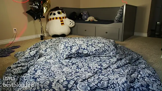 Snapshot of bestblonde chatting on 01-31-25, 08:33 bestblonde online show from 01-31-25, 08:33