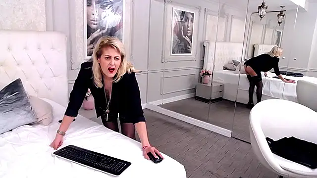 ElenaJuarez online show from 03-22-25, 06:03