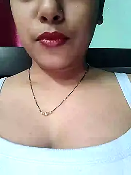 Snapshot of sexyindi_couple chatting on 01-14-25, 01:28 sexyindi couple online show from 01-14-25, 01:28