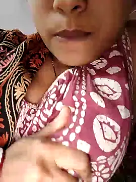 Snapshot of sexyindi_couple chatting on 01-26-25, 01:47 sexyindi couple online show from 01-26-25, 01:47