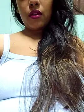Snapshot of sexyindi_couple chatting on 05-05-26, 12:57 sexyindi couple online show from 05-05-26, 12:57