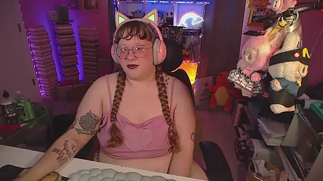 Snapshot of FatVeronica chatting on 06-20-26, 09:39 FatVeronica online show from 06-20-26, 09:39