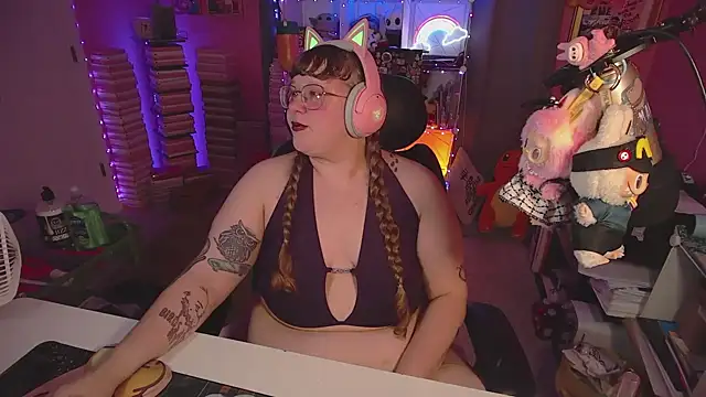 Snapshot of FatVeronica chatting on 06-23-26, 02:31 FatVeronica online show from 06-23-26, 02:31