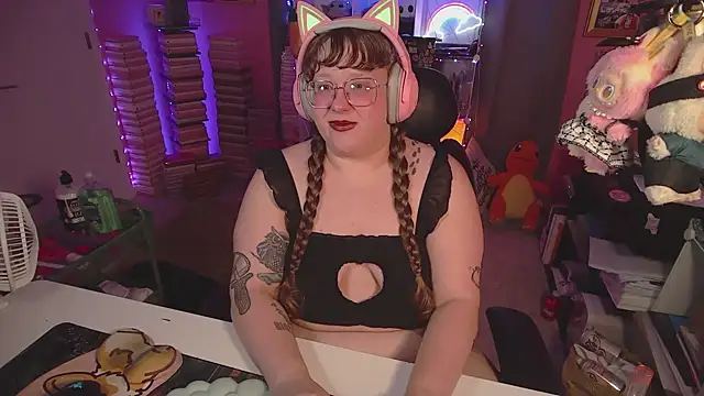 Snapshot of FatVeronica chatting on 06-24-26, 02:43 FatVeronica online show from 06-24-26, 02:43