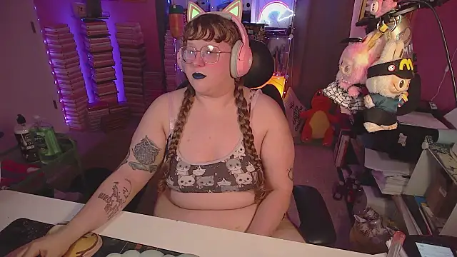 Snapshot of FatVeronica chatting on 06-24-26, 05:01 FatVeronica online show from 06-24-26, 05:01