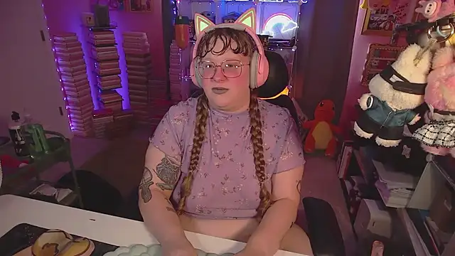 Snapshot of FatVeronica chatting on 06-25-26, 05:17 FatVeronica online show from 06-25-26, 05:17