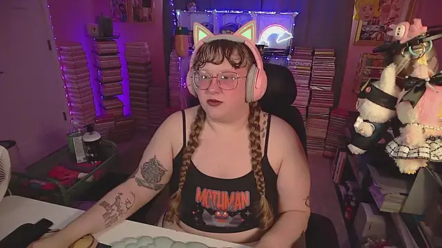 Snapshot of FatVeronica chatting on 06-27-26, 05:07 FatVeronica online show from 06-27-26, 05:07