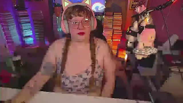 Snapshot of FatVeronica chatting on 07-09-26, 05:17 FatVeronica online show from 07-09-26, 05:17