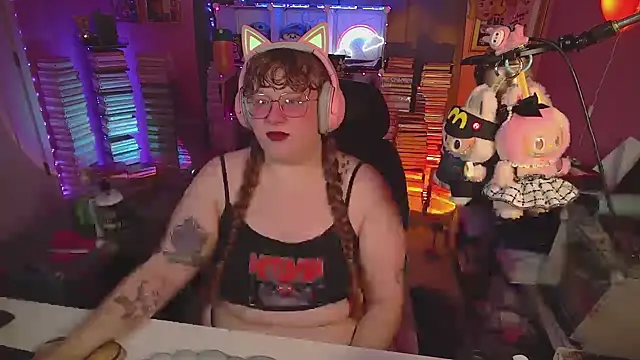 Snapshot of FatVeronica chatting on 07-31-26, 06:40 FatVeronica online show from 07-31-26, 06:40