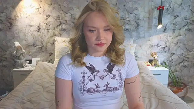 Snapshot of Aurora_Golden1 chatting on 06-23-26, 04:32 Aurora Golden1 online show from 06-23-26, 04:32