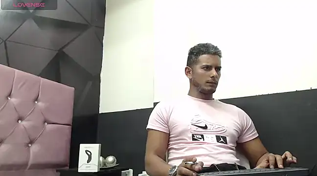 Snapshot of Chris_Dick23 chatting on 01-05-25, 10:43 Chris Dick23 online show from 01-05-25, 10:43