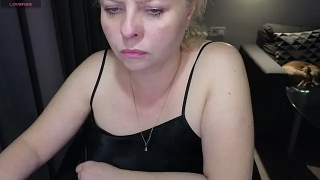 Snapshot of Gray_swann chatting on 02-20-25, 01:19 Gray swann online show from 02-20-25, 01:19