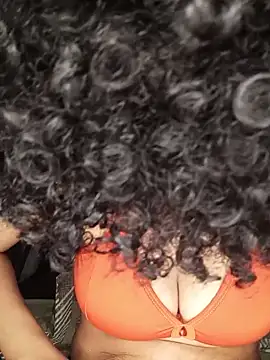 Snapshot of Su_Duarte_1 chatting on 12-22-25, 01:35 Su Duarte 1 online show from 12-22-25, 01:35