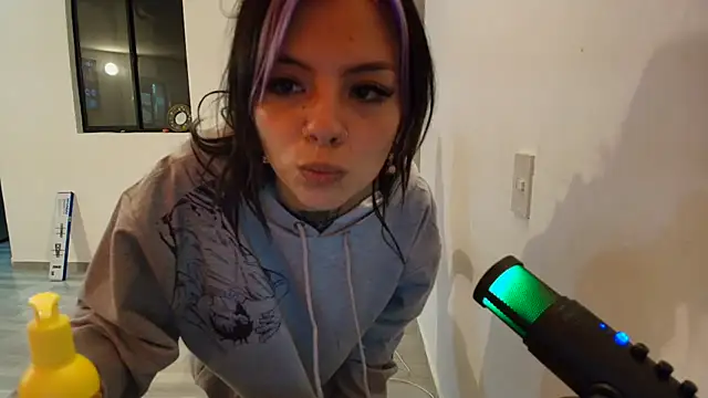 Alicia Ortiiz online show from 01-31-25, 01:54