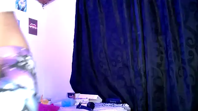 Snapshot of Yeimy_sweetf chatting on 01-14-25, 01:58 Yeimy sweetf online show from 01-14-25, 01:58