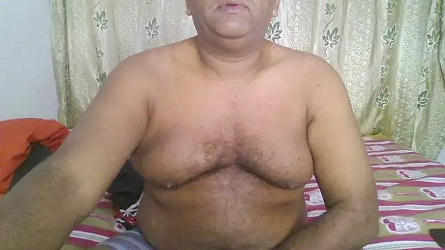 Snapshot of Beargryzzly chatting on 01-05-25, 02:06 Beargryzzly online show from 01-05-25, 02:06