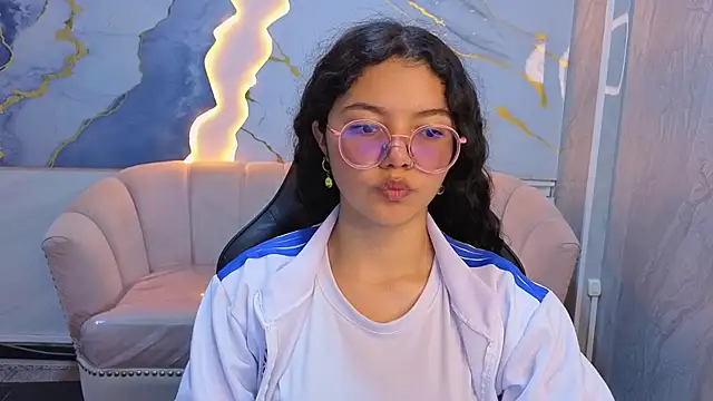 victoria castillo b online show from 04-20-26, 07:37