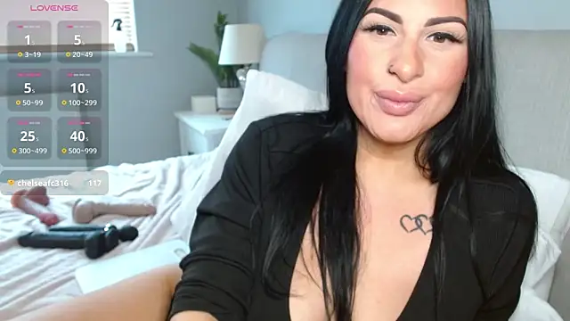 Snapshot of Layla_UK chatting on 10-15-25, 11:10 Layla UK online show from 10-15-25, 11:10