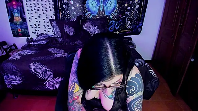 Snapshot of alice_666f chatting on 06-19-26, 02:43 alice 666f online show from 06-19-26, 02:43