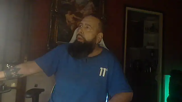 Snapshot of maseurbeardedpig chatting on 08-08-26, 03:41 maseurbeardedpig online show from 08-08-26, 03:41