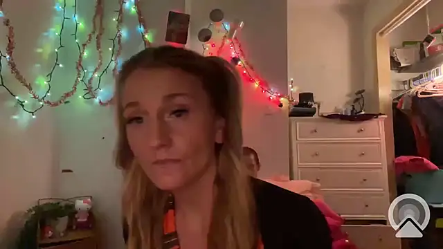 Snapshot of OriginalBarbieEst92 chatting on 01-01-25, 10:21 OriginalBarbieEst92 online show from 01-01-25, 10:21