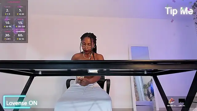 Snapshot of EmmaSanzz_ chatting on 03-04-25, 11:29 EmmaSanzz online show from 03-04-25, 11:29