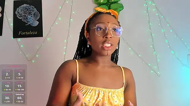 Snapshot of EmmaSanzz_ chatting on 03-11-25, 11:44 EmmaSanzz online show from 03-11-25, 11:44