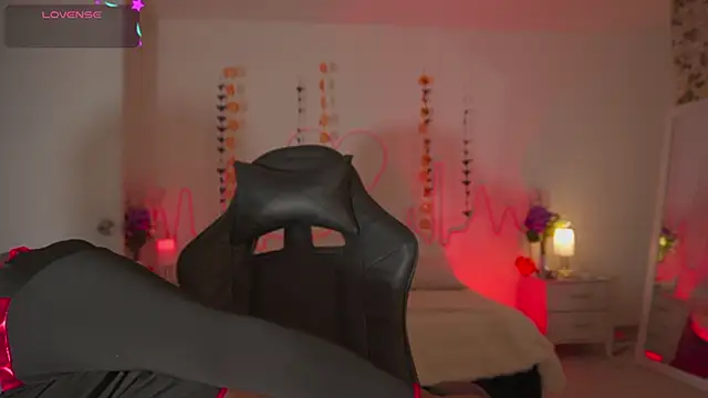 Snapshot of EmmaSanzz_ chatting on 10-19-25, 11:44 EmmaSanzz online show from 10-19-25, 11:44