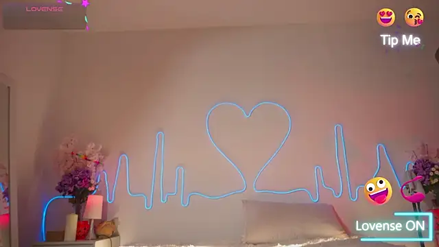 Snapshot of EmmaSanzz_ chatting on 11-06-25, 11:33 EmmaSanzz online show from 11-06-25, 11:33