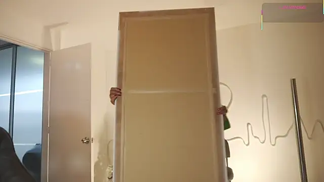 Snapshot of EmmaSanzz_ chatting on 12-19-25, 12:01 EmmaSanzz online show from 12-19-25, 12:01