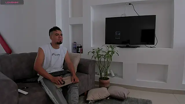 PittAndLunaa online show from 04-12-26, 12:43