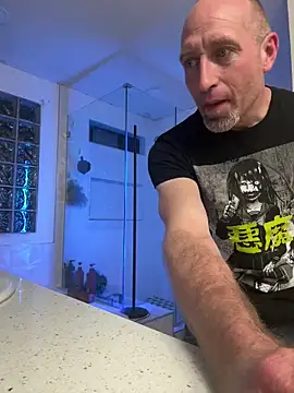 Snapshot of El_Gizmo chatting on 12-21-25, 03:57 El Gizmo online show from 12-21-25, 03:57