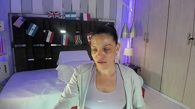 Snapshot of KatteMoss chatting on 06-17-26, 04:15 KatteMoss online show from 06-17-26, 04:15