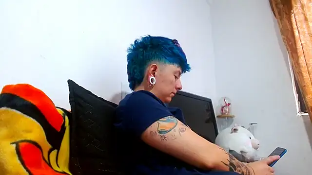Snapshot of tomboyblue chatting on 06-10-26, 05:56 tomboyblue online show from 06-10-26, 05:56