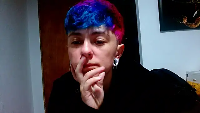Snapshot of tomboyblue chatting on 06-11-26, 12:32 tomboyblue online show from 06-11-26, 12:32