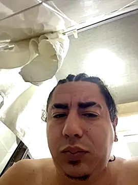 Snapshot of DanielGomez9 chatting on 09-18-25, 01:02 DanielGomez9 online show from 09-18-25, 01:02