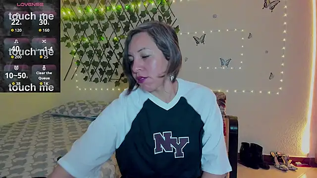 Lady breaks hearts online show from 09-11-25, 10:37