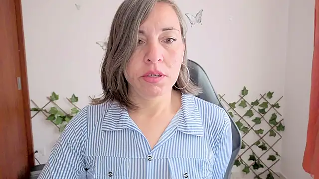 Lady breaks hearts online show from 02-09-26, 12:42