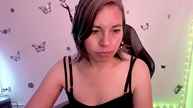 Lady breaks hearts online show from 05-08-26, 01:16