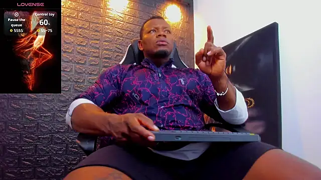 Snapshot of tommike chatting on 02-10-26, 10:36 tommike online show from 02-10-26, 10:36